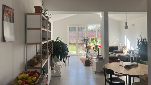 La maison de Tom et Sarah a deux pas du centre d'Anvers, entourée de vert et des parcs.