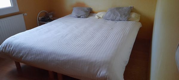 Une chambre en hospitalité  avec un lit king size (180 x200)  et sa salle de bain privée