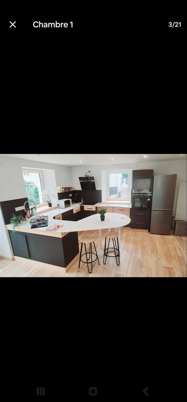 Maison mitoyenne rénovée:3 chbres,2sdb,2wc.2 étages.Terrasse15 m².2 minutes à pied de tous commerces