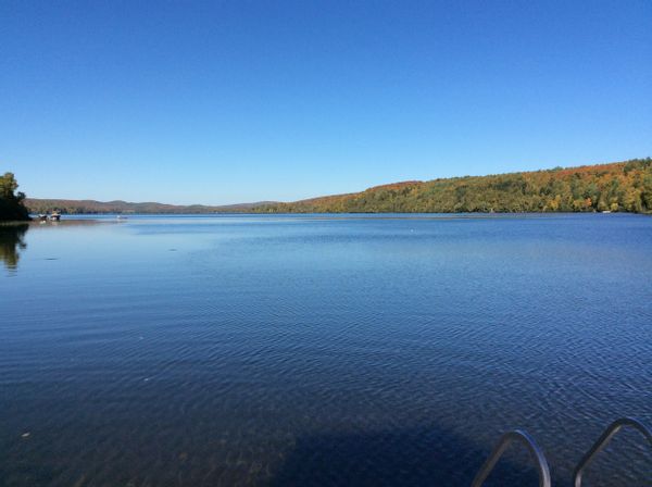 Un chalet en bois rond au bord d'un lac dans les Laurentides