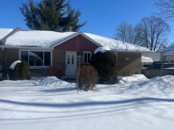 La maison de Michel. Semi-détachée en banlieue de Montréal et à proximité des Laurentides.