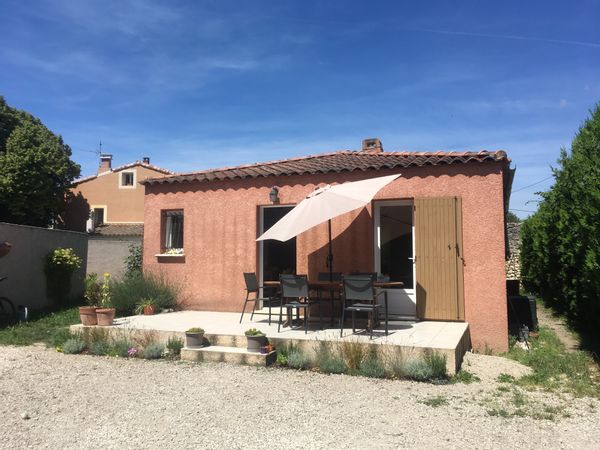 Maison de plain pied de 90m2 dans une impasse de lotissement très calme avec un jardin de 500m2. Idéale pour une famille avec des enfants souhaitant profiter de la beauté du Luberon. Notre maison se compose d'un grand salon, salle à manger avec cuisine ou