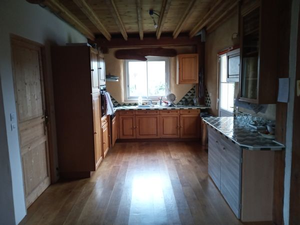 Chaleureuse maison terre-paille