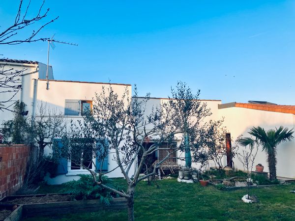 Maison en pierre à Esnandes,  12 km de La Rochelle – idéale pour des séjours familiaux sur la côte.