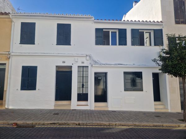 Maison méditerranée lumineuse, moderne avec terrasses et confort dans le centre de Mahon