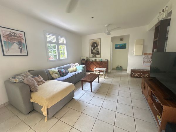 Maison, fonctionnelle et familiales avec un jardin arboré a seulement 400 m de la plage à pied.