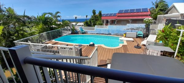 Maison dans un lotissement calme. Piscine, jacuzzi, trois chambres, grande varangue. Vue mer