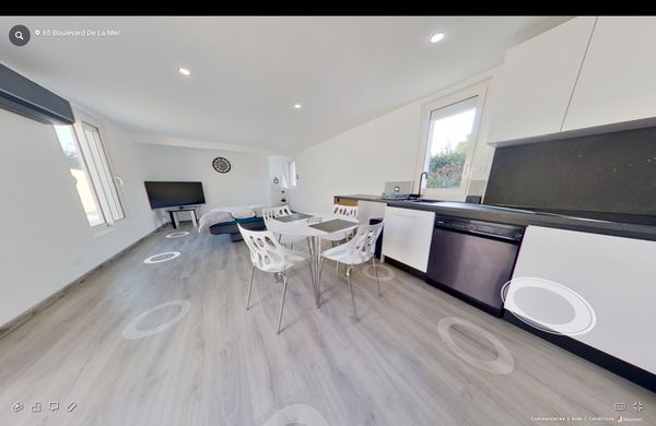 La maison de Mathieu est une maison neuve de plein pied non attenante et très calme en bord de mer.