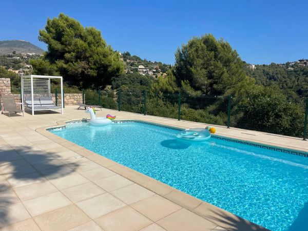 maison spacieuse, ensoleillée, avec piscine privée, vue montagne et à 25 minutes du centre de Nice