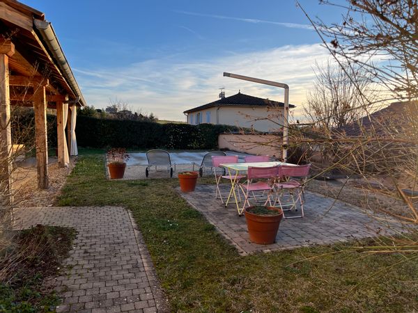 Maison au coeur d'un charmant village du beaujolais , 4 chambres, avec jardin et piscine.