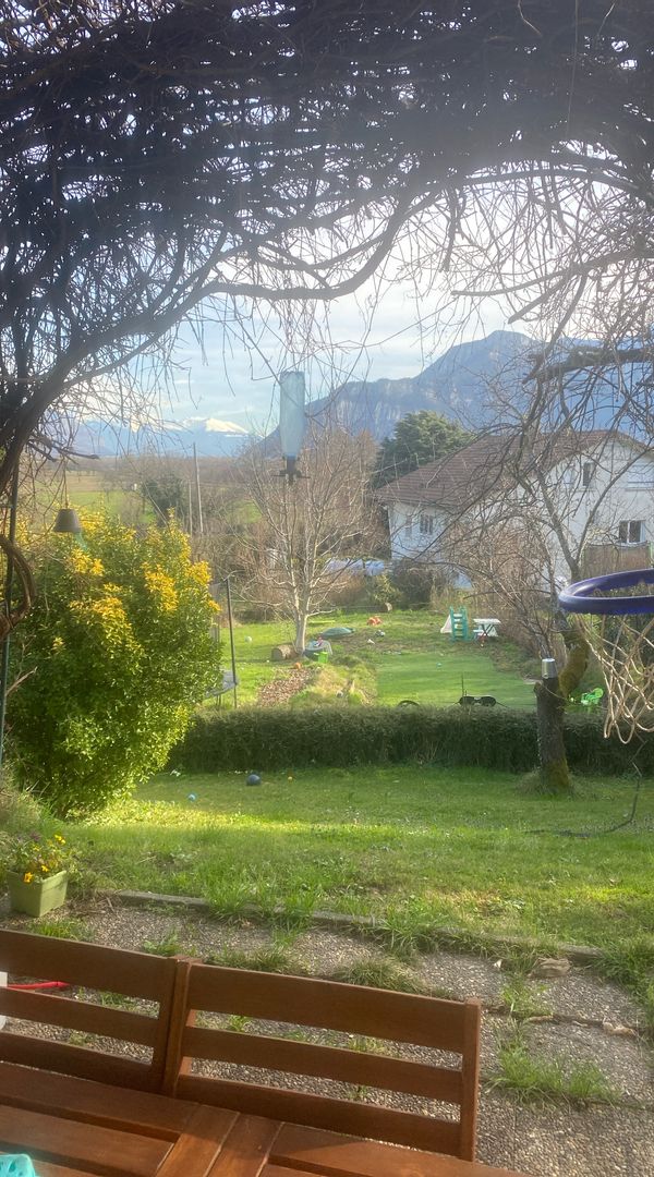 Grande maison au cœur d’un petit village de campagne au pied du Massif de la Chartreuse.