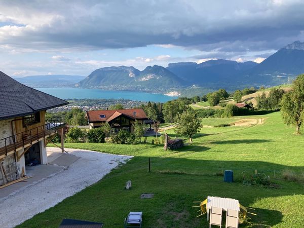 Maison sur les hauteurs du lac d’Annecy avec vue  lac et montagnes Logement pour 2 adultes