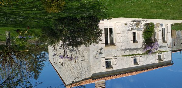 La maison de Nadaige: Ancienne ferme rénovée avec un  parc arboré de 3500m2 ,près du Marais Poitevin