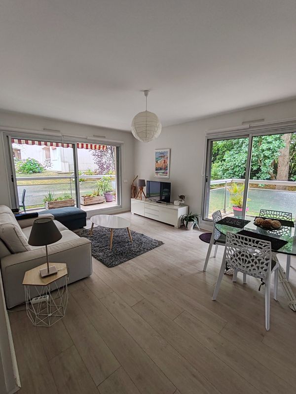 Un appartement à Biarritz : au calme dans un grand parc et le centre ville de Biarritz à pied.