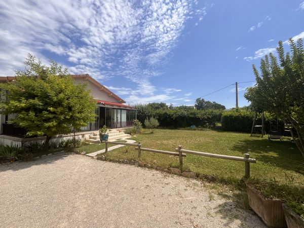 Bienvenue dans notre maison dans la Drôme. C'est une maison familiale et spacieuse.