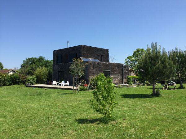 Maison contemporaine en bois avec grand jardin arboré