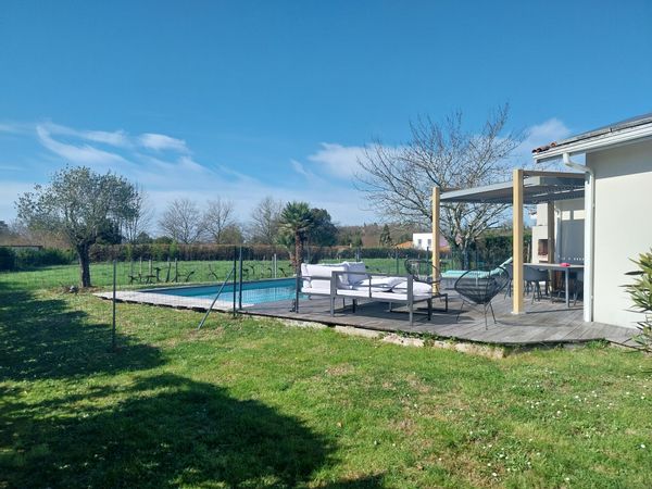 Notre maison est nichée dans un écrin de verdure, sans aucun vis-à-vis.