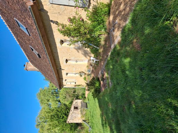 Maison percheronne isolée dans la campagne. Cottage