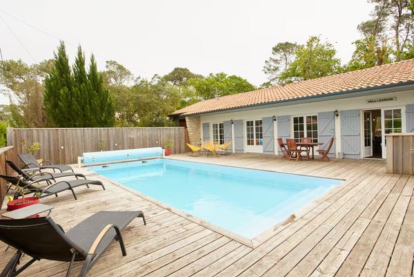Villa   au calme avec piscine de 6 couchages avec double terrasse: 1 coté forêt, 1 coté piscine.