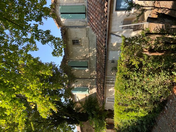 La maison de Anne, accès direct sur la ville et un havre de paix côté jardin jouxtant un parc privé.