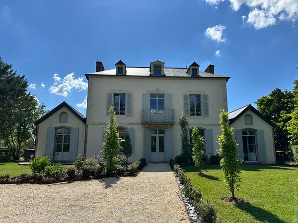 Une maison à la campagne  avec un grand terrain dans un village de charme calme et authentique.