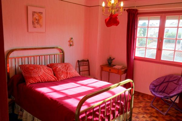 Belle et grande chambre, vue sur jardin.