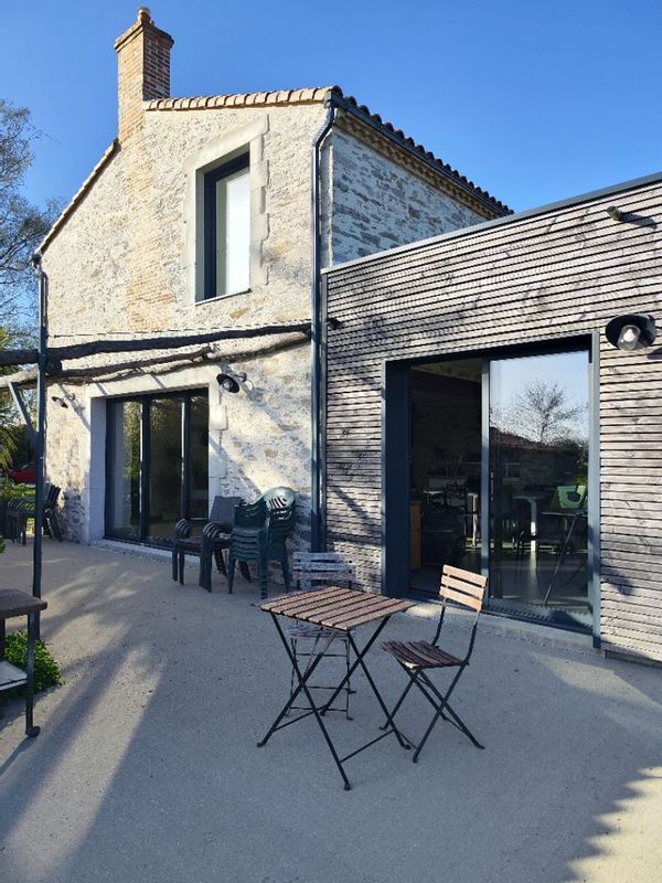 La maison en pierre rénovée , en pleine campagne.