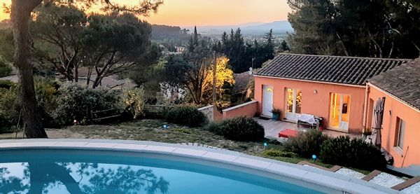 Maison avec  3 chambres en haut du village.