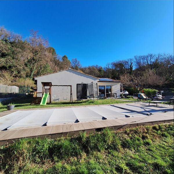 Maison à la campagne avec jardin, piscine et vue sur la colline.