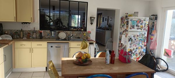 Maison lumineuse avec grand jardin, belle terrasse et vue sur petite forêt.