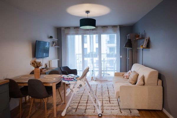Neuf, central, à 5 min métro, appartement équipé avec terrasse ensoleillée, accès 24h/24, sécurisé.