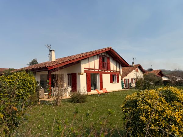 La maison d' Amaia et Antoine, une maison familiale et lumineuse au coeur d'un village basque.