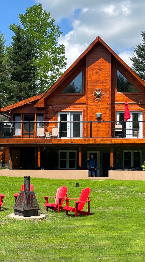 Maison en rondins Canadiana Riverside (Québec). Chalet habitable à l'année.