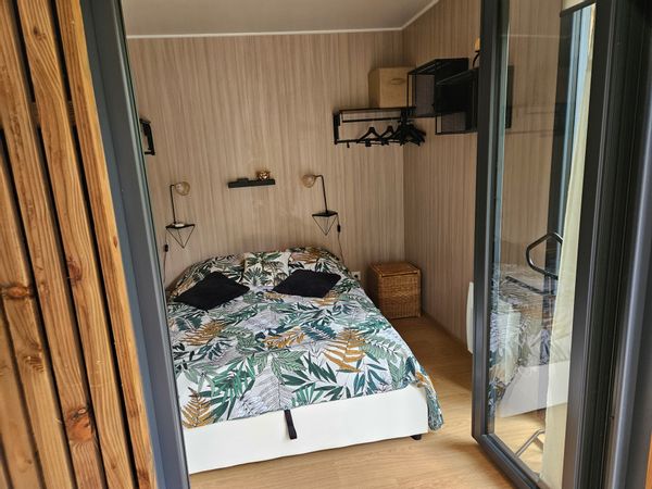 La tiny house est située à 10 minutes de l'océan