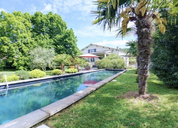 Une très belle villa avec piscine au bord de la Garonne