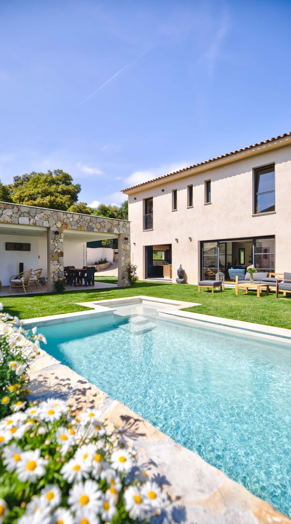Agréable villa neuve avec piscine sur la Côte d’Azur