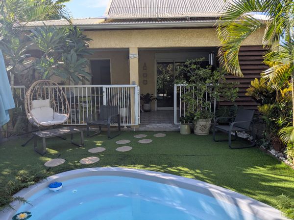 Maison de 2 chambres + petite piscine en centre-ville. Proche commerces, transports, forêt et plage