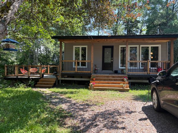 Maison style chalet,  1 chambre avec mezzanine, au bord d’une rivière, Laterrière