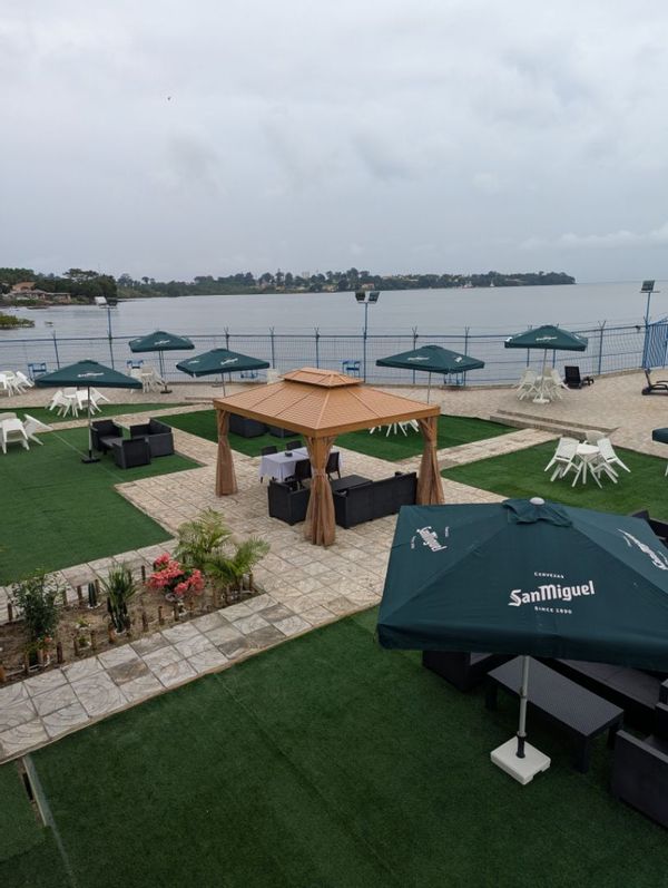 Chambre dans un boutique hôtel face à la mer à Malabo – île tropicale de Bioko.