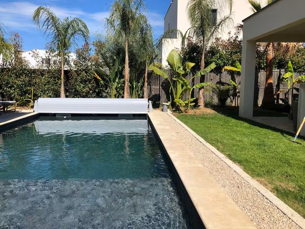 Maison 5 chambres avec cheminée, piscine chauffée et climatisation, entre pinède et vignes