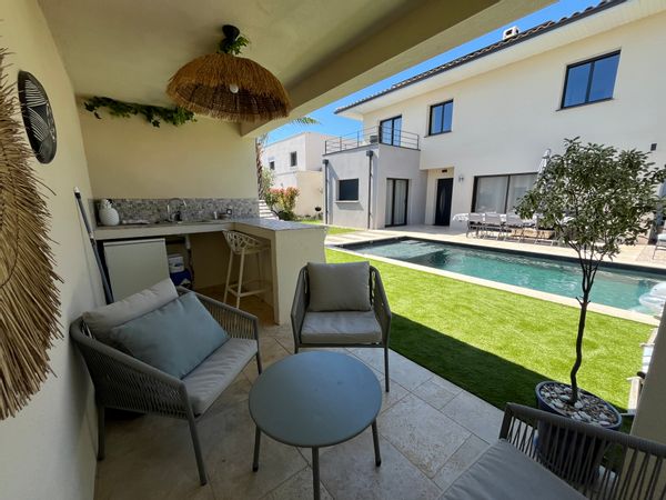 Maison 5 chambres avec cheminée, piscine chauffée et climatisation, entre pinède et vignes