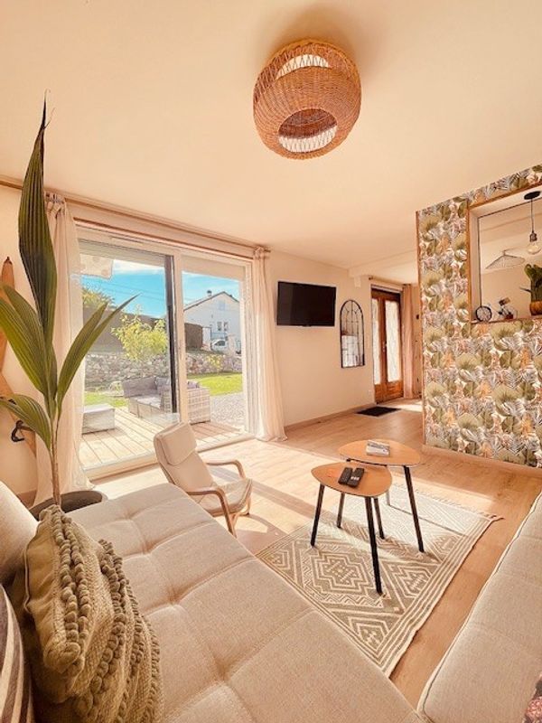 Appartement entièrement refait à neuf 2025, avec une terrasse ensoleillé.