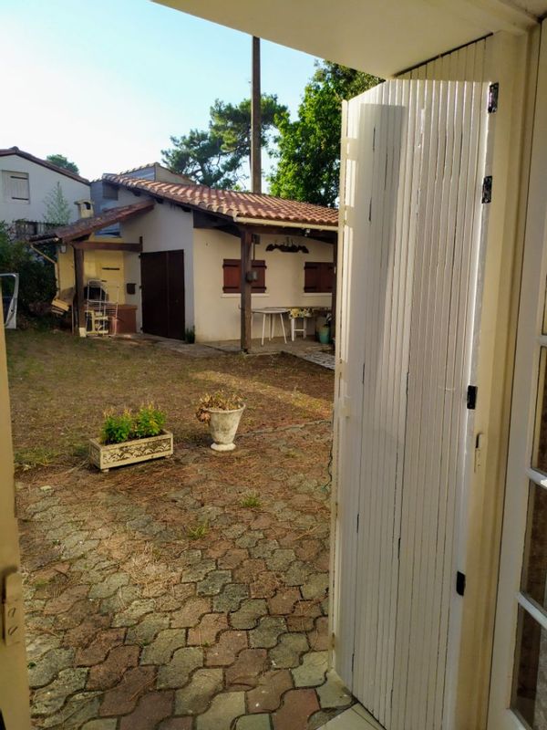 Pas de court séjour. Deux pièces, jardin, bord de mer