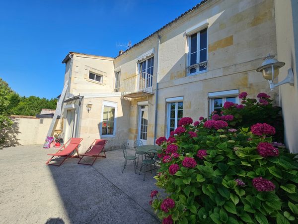 La maison des thermes  Maison au centre-ville, avec un grand jardin donnant sur les thermes romains.