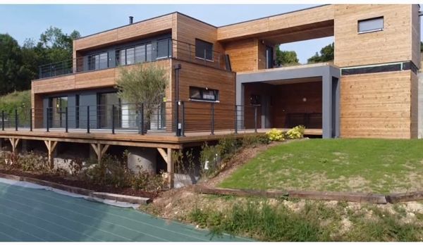Maison neuve design Au coeur du Golf de Bellême. 2 immenses terrasses surplombent le trou n°11