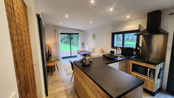 Studio indépendant entouré de verdure