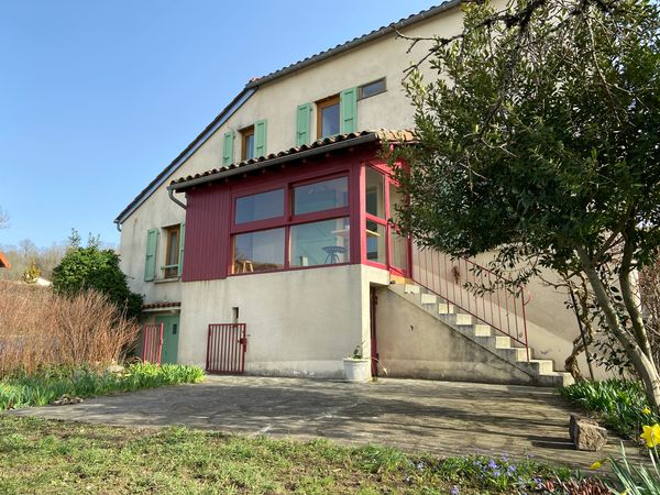 Maison de ville dans un écrin de verdure