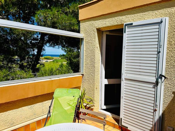 Appartement avec terrasse dans une pinède, à deux pas de la mer