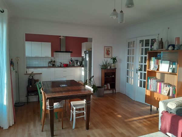 Maison de ville à moins de 15min à pied de la mer, 1 étage, un petit jardin privé et un chat
