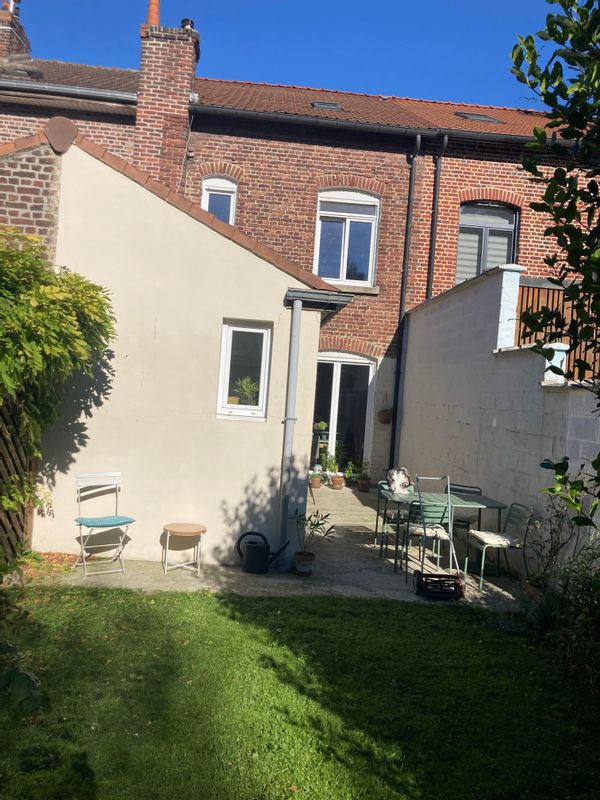 Chambre  privée près de Lille centre , spacieuse avec lit double et espace de travail à Euratech.